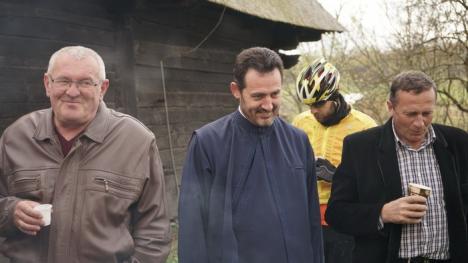Redescoperă Bihorul pe bicicletă: Bihorenii au pedalat pe drumul bisericilor de lemn (FOTO)