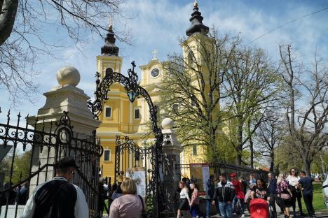 Calea Crucii în curtea Palatului Baroc din Oradea: Sute de credincioşi romano-catolici s-au rugat alături de episcop (FOTO / VIDEO)