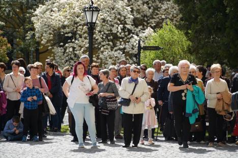 Calea Crucii în curtea Palatului Baroc din Oradea: Sute de credincioşi romano-catolici s-au rugat alături de episcop (FOTO / VIDEO)