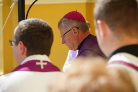 Calea Crucii în curtea Palatului Baroc din Oradea: Sute de credincioşi romano-catolici s-au rugat alături de episcop (FOTO / VIDEO)