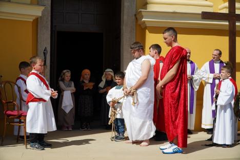 Calea Crucii în curtea Palatului Baroc din Oradea: Sute de credincioşi romano-catolici s-au rugat alături de episcop (FOTO / VIDEO)