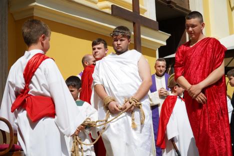 Calea Crucii în curtea Palatului Baroc din Oradea: Sute de credincioşi romano-catolici s-au rugat alături de episcop (FOTO / VIDEO)