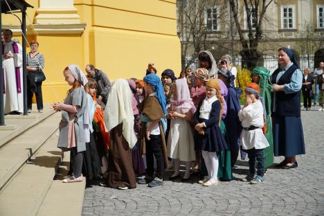 Calea Crucii în curtea Palatului Baroc din Oradea: Sute de credincioşi romano-catolici s-au rugat alături de episcop (FOTO / VIDEO)