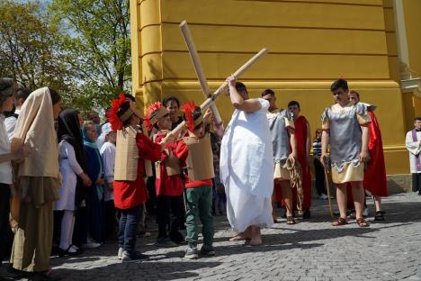 Calea Crucii în curtea Palatului Baroc din Oradea: Sute de credincioşi romano-catolici s-au rugat alături de episcop (FOTO / VIDEO)