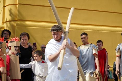 Calea Crucii în curtea Palatului Baroc din Oradea: Sute de credincioşi romano-catolici s-au rugat alături de episcop (FOTO / VIDEO)