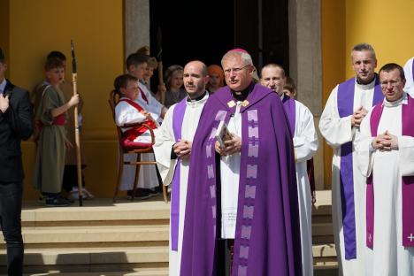 Calea Crucii în curtea Palatului Baroc din Oradea: Sute de credincioşi romano-catolici s-au rugat alături de episcop (FOTO / VIDEO)