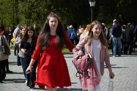 Calea Crucii în curtea Palatului Baroc din Oradea: Sute de credincioşi romano-catolici s-au rugat alături de episcop (FOTO / VIDEO)