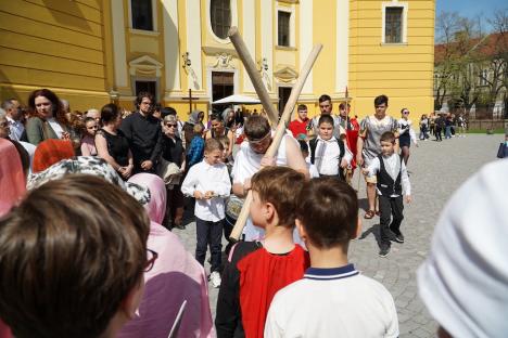 Calea Crucii în curtea Palatului Baroc din Oradea: Sute de credincioşi romano-catolici s-au rugat alături de episcop (FOTO / VIDEO)