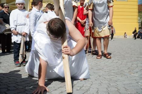 Calea Crucii în curtea Palatului Baroc din Oradea: Sute de credincioşi romano-catolici s-au rugat alături de episcop (FOTO / VIDEO)