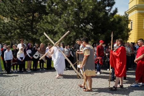 Calea Crucii în curtea Palatului Baroc din Oradea: Sute de credincioşi romano-catolici s-au rugat alături de episcop (FOTO / VIDEO)