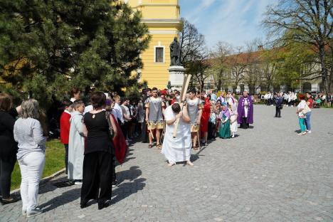 Calea Crucii în curtea Palatului Baroc din Oradea: Sute de credincioşi romano-catolici s-au rugat alături de episcop (FOTO / VIDEO)