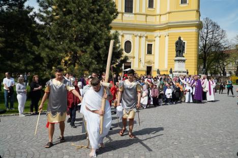 Calea Crucii în curtea Palatului Baroc din Oradea: Sute de credincioşi romano-catolici s-au rugat alături de episcop (FOTO / VIDEO)