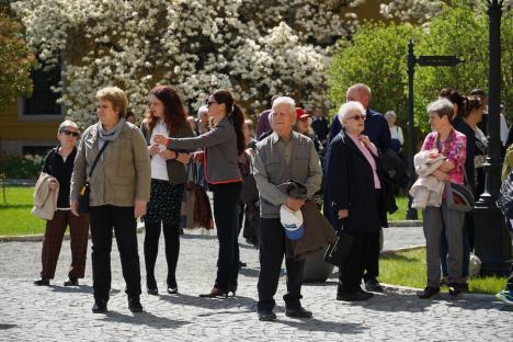 Calea Crucii în curtea Palatului Baroc din Oradea: Sute de credincioşi romano-catolici s-au rugat alături de episcop (FOTO / VIDEO)