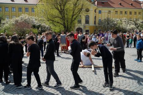 Calea Crucii în curtea Palatului Baroc din Oradea: Sute de credincioşi romano-catolici s-au rugat alături de episcop (FOTO / VIDEO)