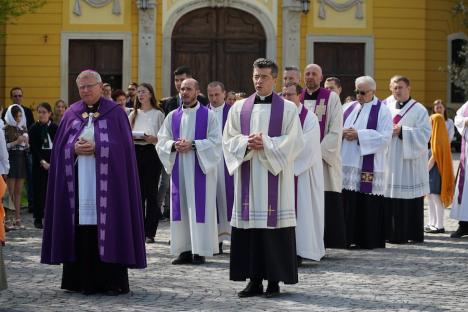 Calea Crucii în curtea Palatului Baroc din Oradea: Sute de credincioşi romano-catolici s-au rugat alături de episcop (FOTO / VIDEO)