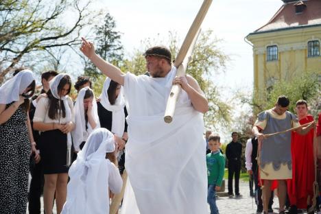 Calea Crucii în curtea Palatului Baroc din Oradea: Sute de credincioşi romano-catolici s-au rugat alături de episcop (FOTO / VIDEO)