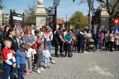 Calea Crucii în curtea Palatului Baroc din Oradea: Sute de credincioşi romano-catolici s-au rugat alături de episcop (FOTO / VIDEO)