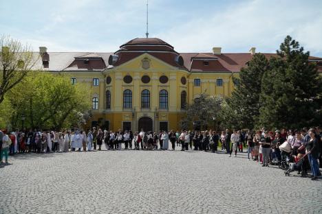 Calea Crucii în curtea Palatului Baroc din Oradea: Sute de credincioşi romano-catolici s-au rugat alături de episcop (FOTO / VIDEO)