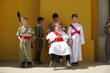 Calea Crucii în curtea Palatului Baroc din Oradea: Sute de credincioşi romano-catolici s-au rugat alături de episcop (FOTO / VIDEO)