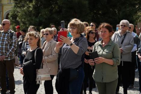 Calea Crucii în curtea Palatului Baroc din Oradea: Sute de credincioşi romano-catolici s-au rugat alături de episcop (FOTO / VIDEO)