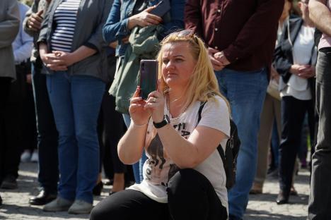 Calea Crucii în curtea Palatului Baroc din Oradea: Sute de credincioşi romano-catolici s-au rugat alături de episcop (FOTO / VIDEO)