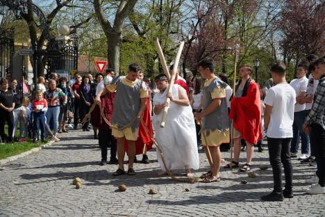 Calea Crucii în curtea Palatului Baroc din Oradea: Sute de credincioşi romano-catolici s-au rugat alături de episcop (FOTO / VIDEO)