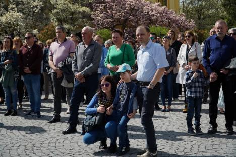 Calea Crucii în curtea Palatului Baroc din Oradea: Sute de credincioşi romano-catolici s-au rugat alături de episcop (FOTO / VIDEO)