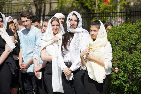 Calea Crucii în curtea Palatului Baroc din Oradea: Sute de credincioşi romano-catolici s-au rugat alături de episcop (FOTO / VIDEO)