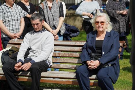 Calea Crucii în curtea Palatului Baroc din Oradea: Sute de credincioşi romano-catolici s-au rugat alături de episcop (FOTO / VIDEO)