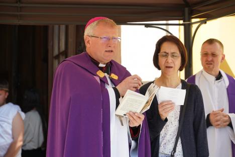 Calea Crucii în curtea Palatului Baroc din Oradea: Sute de credincioşi romano-catolici s-au rugat alături de episcop (FOTO / VIDEO)