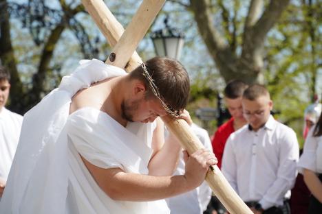 Calea Crucii în curtea Palatului Baroc din Oradea: Sute de credincioşi romano-catolici s-au rugat alături de episcop (FOTO / VIDEO)