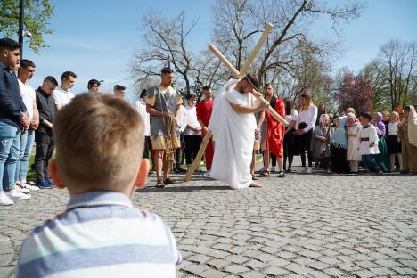 Calea Crucii în curtea Palatului Baroc din Oradea: Sute de credincioşi romano-catolici s-au rugat alături de episcop (FOTO / VIDEO)