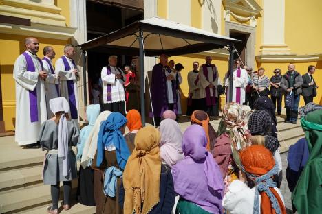 Calea Crucii în curtea Palatului Baroc din Oradea: Sute de credincioşi romano-catolici s-au rugat alături de episcop (FOTO / VIDEO)