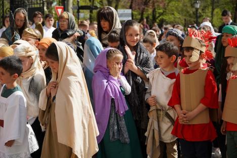 Calea Crucii în curtea Palatului Baroc din Oradea: Sute de credincioşi romano-catolici s-au rugat alături de episcop (FOTO / VIDEO)