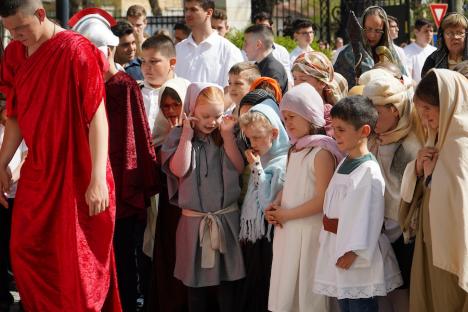 Calea Crucii în curtea Palatului Baroc din Oradea: Sute de credincioşi romano-catolici s-au rugat alături de episcop (FOTO / VIDEO)