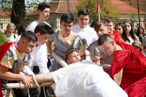 Calea Crucii în curtea Palatului Baroc din Oradea: Sute de credincioşi romano-catolici s-au rugat alături de episcop (FOTO / VIDEO)