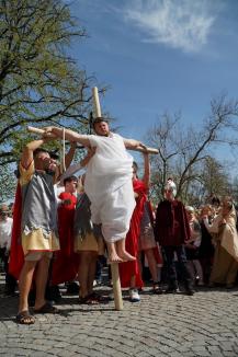 Calea Crucii în curtea Palatului Baroc din Oradea: Sute de credincioşi romano-catolici s-au rugat alături de episcop (FOTO / VIDEO)