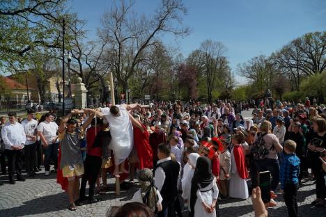 Calea Crucii în curtea Palatului Baroc din Oradea: Sute de credincioşi romano-catolici s-au rugat alături de episcop (FOTO / VIDEO)