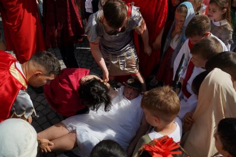 Calea Crucii în curtea Palatului Baroc din Oradea: Sute de credincioşi romano-catolici s-au rugat alături de episcop (FOTO / VIDEO)