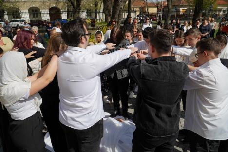 Calea Crucii în curtea Palatului Baroc din Oradea: Sute de credincioşi romano-catolici s-au rugat alături de episcop (FOTO / VIDEO)