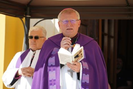 Calea Crucii în curtea Palatului Baroc din Oradea: Sute de credincioşi romano-catolici s-au rugat alături de episcop (FOTO / VIDEO)