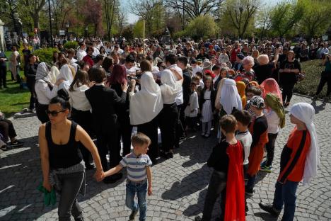 Calea Crucii în curtea Palatului Baroc din Oradea: Sute de credincioşi romano-catolici s-au rugat alături de episcop (FOTO / VIDEO)