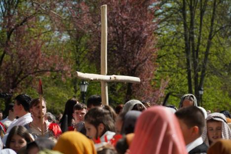 Calea Crucii în curtea Palatului Baroc din Oradea: Sute de credincioşi romano-catolici s-au rugat alături de episcop (FOTO / VIDEO)