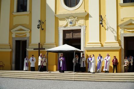 Calea Crucii în curtea Palatului Baroc din Oradea: Sute de credincioşi romano-catolici s-au rugat alături de episcop (FOTO / VIDEO)