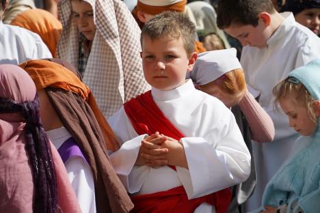 Calea Crucii în curtea Palatului Baroc din Oradea: Sute de credincioşi romano-catolici s-au rugat alături de episcop (FOTO / VIDEO)