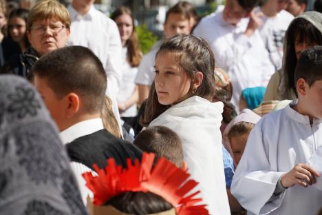 Calea Crucii în curtea Palatului Baroc din Oradea: Sute de credincioşi romano-catolici s-au rugat alături de episcop (FOTO / VIDEO)