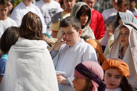 Calea Crucii în curtea Palatului Baroc din Oradea: Sute de credincioşi romano-catolici s-au rugat alături de episcop (FOTO / VIDEO)