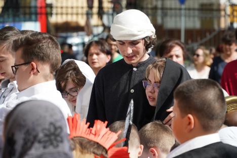 Calea Crucii în curtea Palatului Baroc din Oradea: Sute de credincioşi romano-catolici s-au rugat alături de episcop (FOTO / VIDEO)