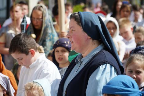 Calea Crucii în curtea Palatului Baroc din Oradea: Sute de credincioşi romano-catolici s-au rugat alături de episcop (FOTO / VIDEO)