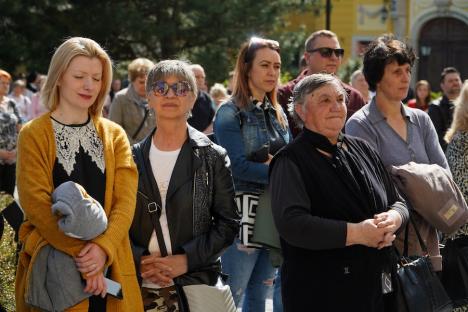 Calea Crucii în curtea Palatului Baroc din Oradea: Sute de credincioşi romano-catolici s-au rugat alături de episcop (FOTO / VIDEO)